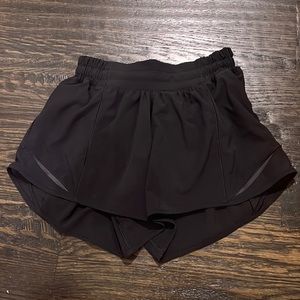 LULULEMON black size 2 low rise 4 inch hotty hots worn once
